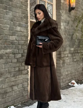Длинная коричневая норковая шуба прямого кроя с капюшоном из куницы