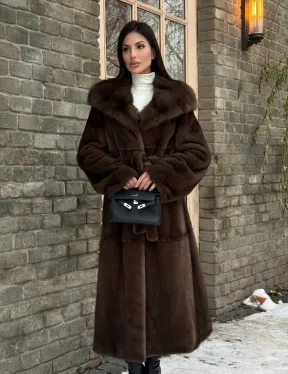 Длинная коричневая норковая шуба прямого кроя с капюшоном из куницы