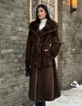 Длинная коричневая норковая шуба прямого кроя с капюшоном из куницы