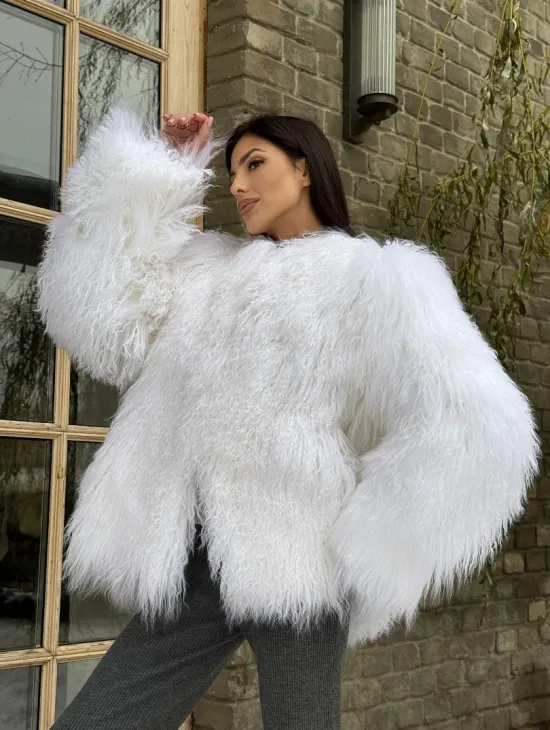 Шуба белая из меха ламы без воротника