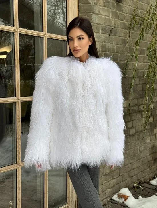 Шуба белая из меха ламы без воротника
