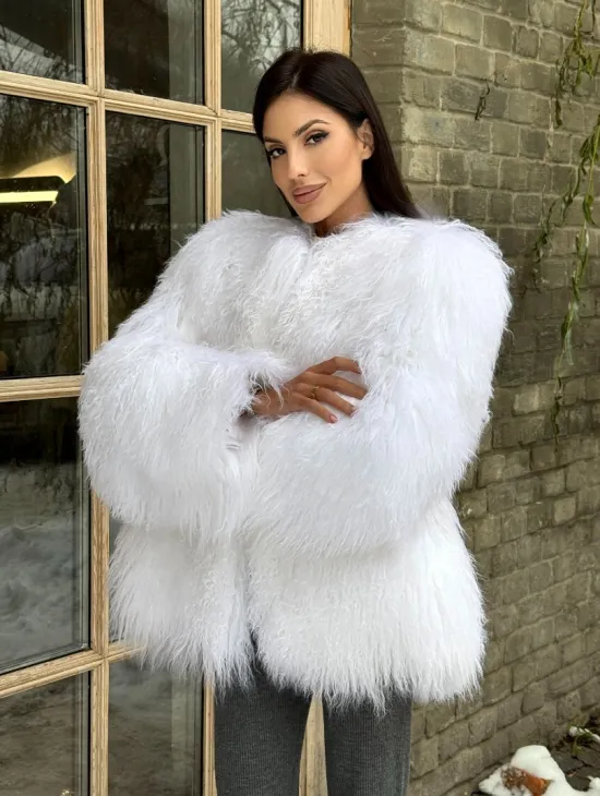Шуба белая из меха ламы без воротника