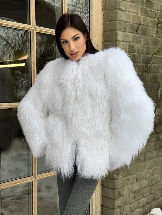 Шуба белая из меха ламы без воротника