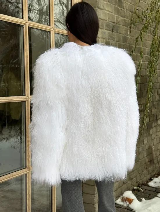 Шуба белая из меха ламы без воротника