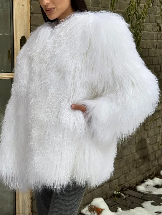 Шуба белая из меха ламы без воротника