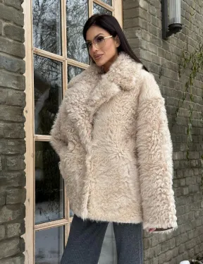 Светлая короткая шуба из испанской овчины