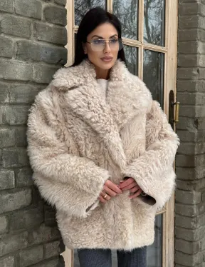 Светлая короткая шуба из испанской овчины