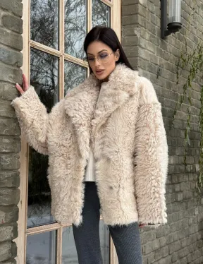 Светлая короткая шуба из испанской овчины