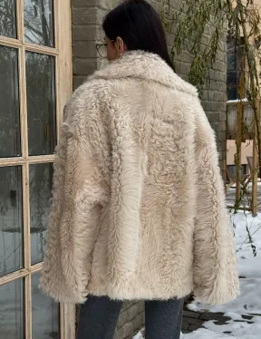 Светлая короткая шуба из испанской овчины
