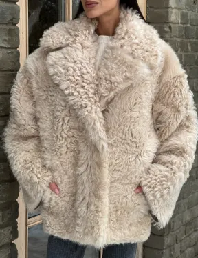 Светлая короткая шуба из испанской овчины