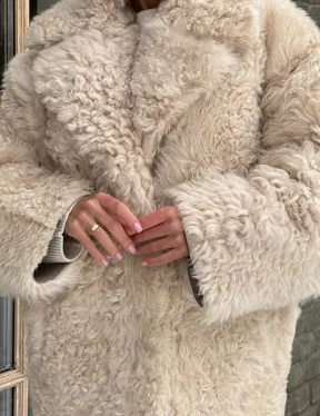 Светлая короткая шуба из испанской овчины