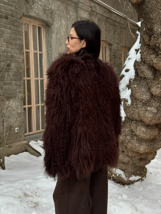 Шуба коричневая из меха ламы