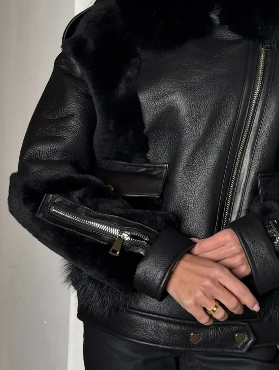 Черная дубленка на молнии с меховым воротником из финского песца