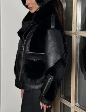 Черная дубленка на молнии с меховым воротником из финского песца