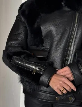 Черная дубленка на молнии с меховым воротником из финского песца