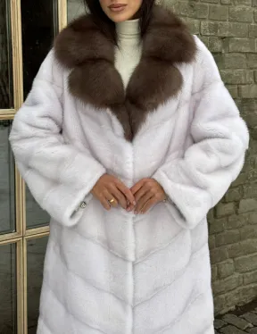 Длинная прямая норковая шуба с воротником из меха куницы цвет паломино