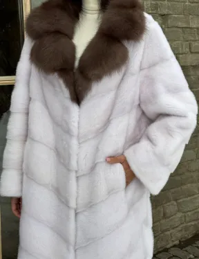 Длинная прямая норковая шуба с воротником из меха куницы цвет паломино