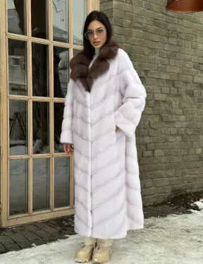 Длинная прямая норковая шуба с воротником из меха куницы цвет паломино