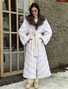 Длинная прямая норковая шуба с воротником из меха куницы цвет паломино