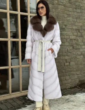 Длинная прямая норковая шуба с воротником из меха куницы цвет паломино