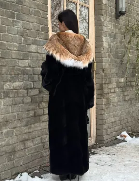 Черная длинная шуба из норки с капюшоном из меха рыси