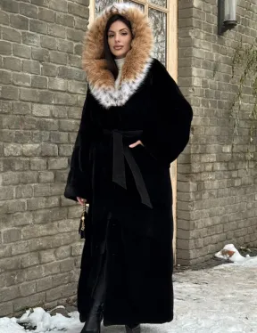 Черная длинная шуба из норки с капюшоном из меха рыси