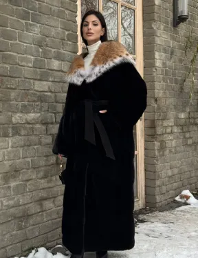 Черная длинная шуба из норки с капюшоном из меха рыси