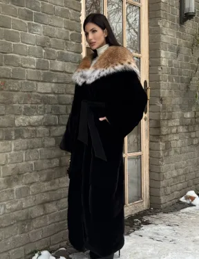 Черная длинная шуба из норки с капюшоном из меха рыси