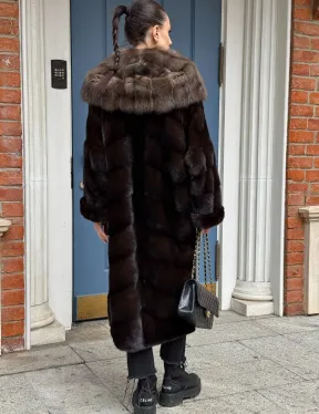 Удлиненная норковая шуба с капюшоном куница, цвет горький шоколад