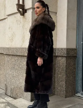 Удлиненная норковая шуба с капюшоном куница, цвет горький шоколад