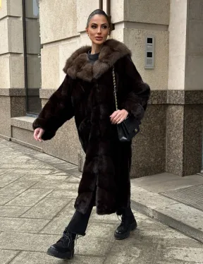 Удлиненная норковая шуба с капюшоном куница, цвет горький шоколад