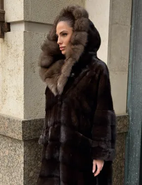 Удлиненная норковая шуба с капюшоном куница, цвет горький шоколад
