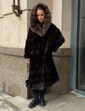Удлиненная норковая шуба с капюшоном куница, цвет горький шоколад