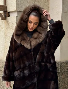 Удлиненная норковая шуба с капюшоном куница, цвет горький шоколад