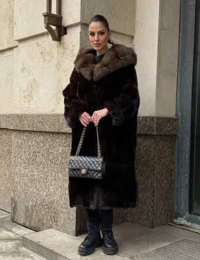 Удлиненная норковая шуба с капюшоном куница, цвет горький шоколад