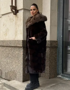 Удлиненная норковая шуба с капюшоном куница, цвет горький шоколад