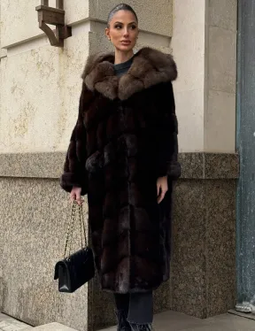 Удлиненная норковая шуба с капюшоном куница, цвет горький шоколад