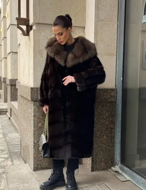 Удлиненная норковая шуба с капюшоном куница, цвет горький шоколад