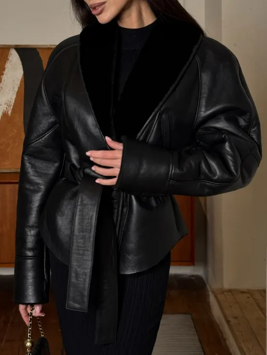 Зимняя женская короткая куртка на запах с поясом из натуральной овчины