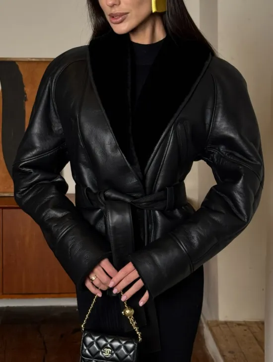 Зимняя женская короткая куртка на запах с поясом из натуральной овчины