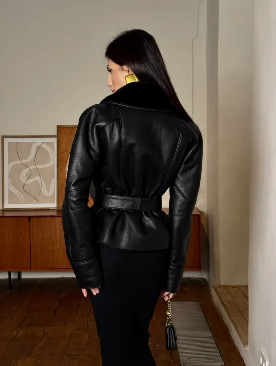 Зимняя женская короткая куртка на запах с поясом из натуральной овчины