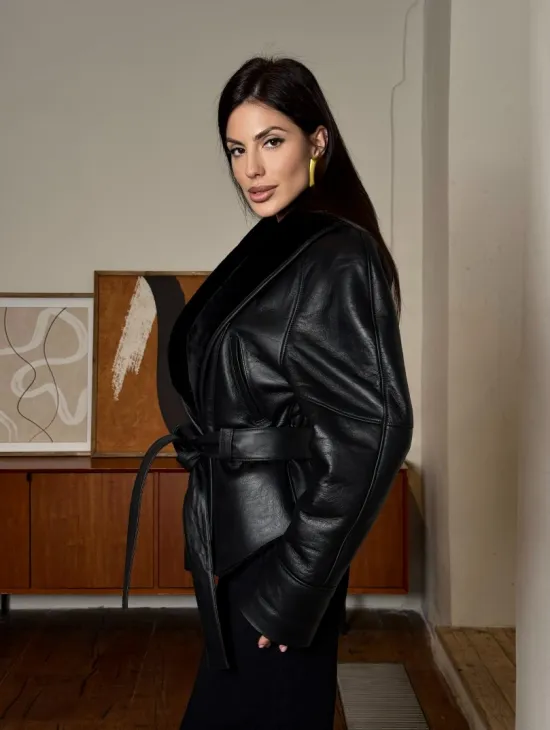 Зимняя женская короткая куртка на запах с поясом из натуральной овчины