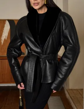 Зимняя женская короткая куртка на запах с поясом из натуральной овчины