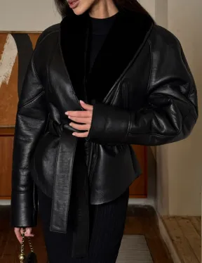 Зимняя женская короткая куртка на запах с поясом из натуральной овчины