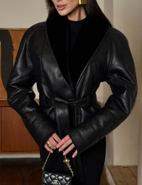 Зимняя женская короткая куртка на запах с поясом из натуральной овчины