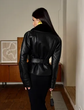 Зимняя женская короткая куртка на запах с поясом из натуральной овчины