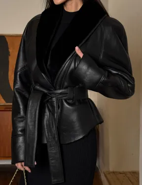 Зимняя женская короткая куртка на запах с поясом из натуральной овчины