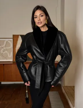 Зимняя женская короткая куртка на запах с поясом из натуральной овчины