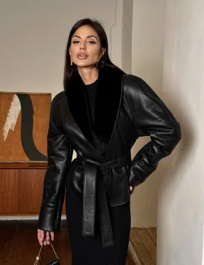 Зимняя женская короткая куртка на запах с поясом из натуральной овчины