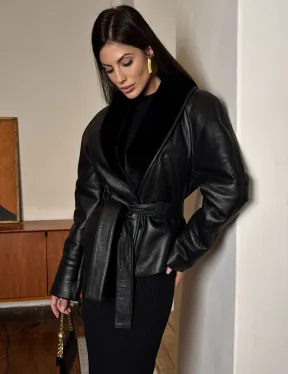 Зимняя женская короткая куртка на запах с поясом из натуральной овчины